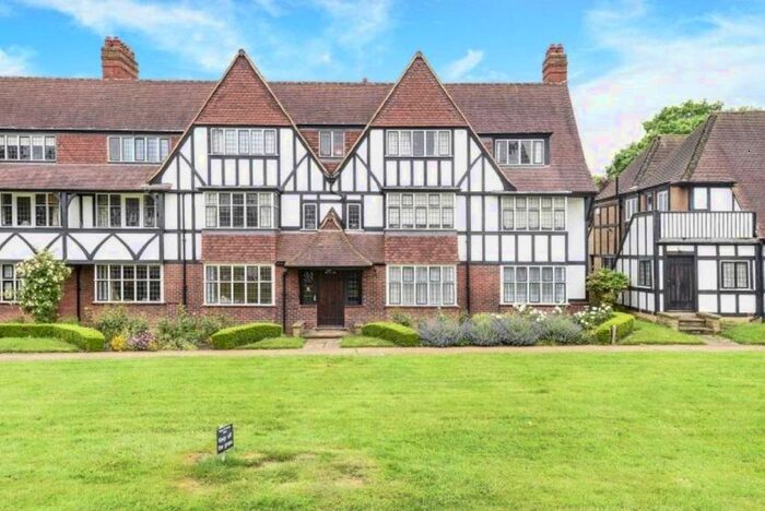 2 Bedroom Flat To Rent In Queens Drive, London, W3