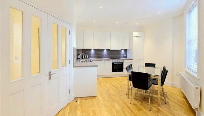 3 Bedroom Flat To Rent In Hamlet Gardens, London, W6