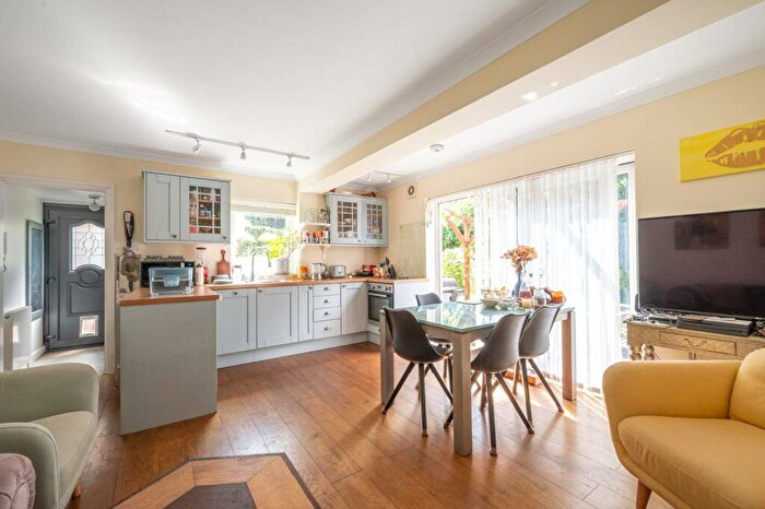 2 Bedroom Flat For Sale In Sunrise View, Mill Hill, London, NW7