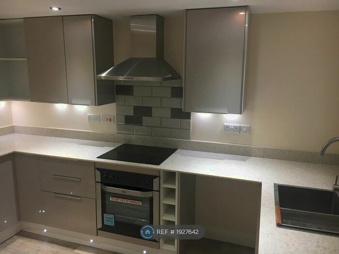 1 Bedroom Flat To Rent In Crown Lane, Theale, RG7