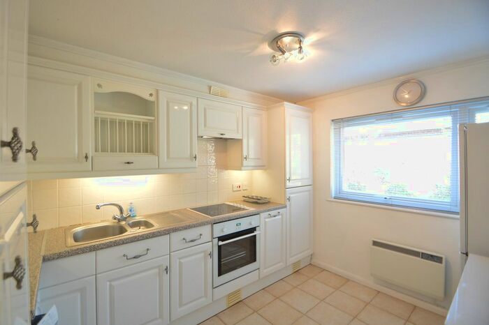 1 Bedroom Flat For Sale In Elgin Road, Weybridge, KT13