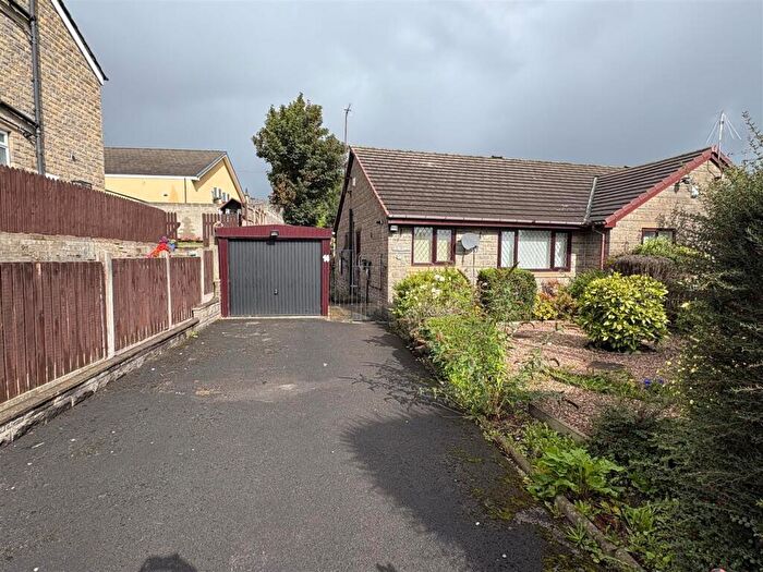 2 Bedroom Semi-Detached Bungalow For Sale In Thornton Old Road, Fairweather Green, Bradford, BD8