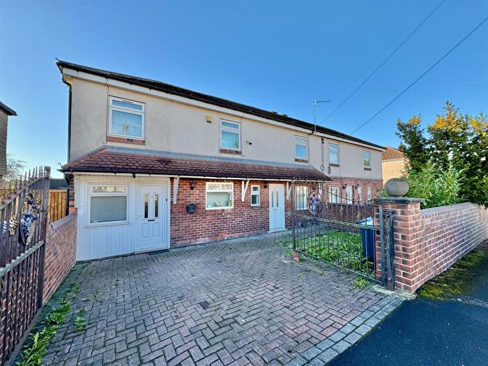 4 Bedroom Semi-Detached House For Sale In Ridings Avenue, Smithies, Barnsley, S71