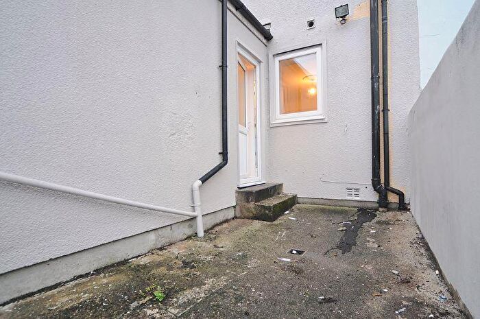 1 Bedroom Flat To Rent In Wilton Street, Plymouth - One-bedroom Flat, PL1
