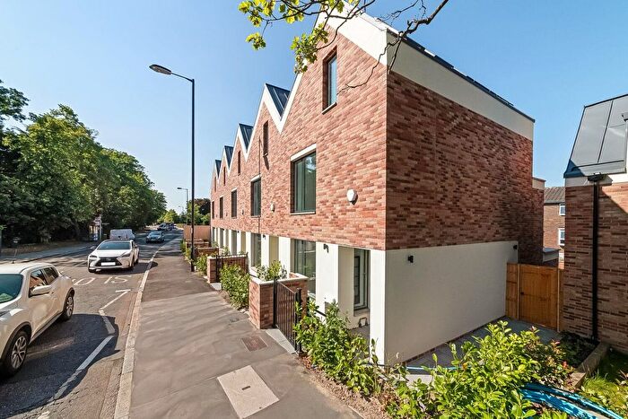 3 Bedroom Property For Sale In Hermitage Place, SE19
