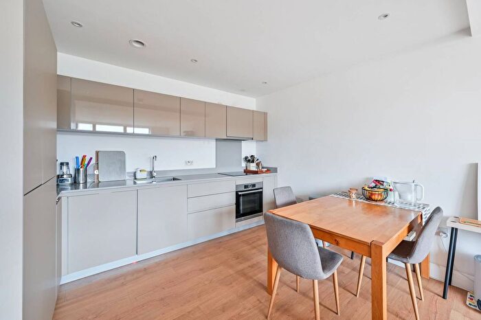 2 Bedroom Flat To Rent In Violet Road, Bow, London, E3