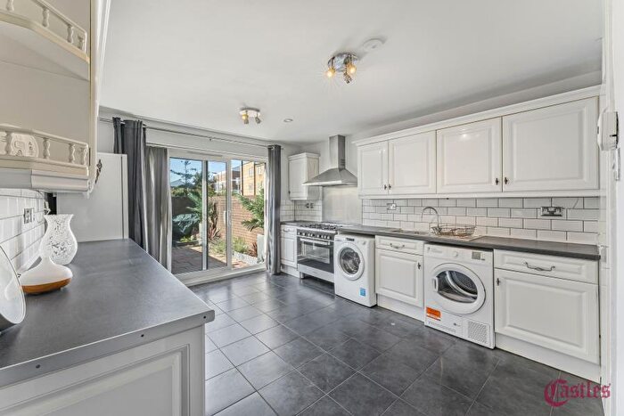 3 Bedroom Terraced House To Rent In Daubeney Road, Hackney, E5