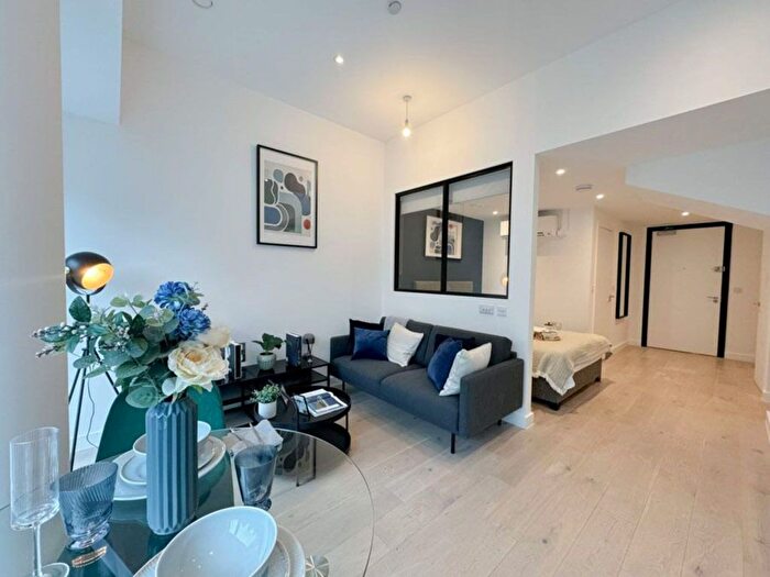 Studio To Rent In Great West Road, Brentford, TW8