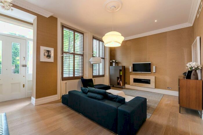 2 Bedroom Flat To Rent In Courtfield Gardens, South Kensington, London, SW5