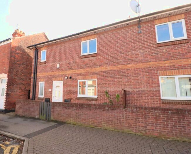 3 Bedroom Semi-Detached House To Rent In Estcourt Street, Hull, Yorkshire, HU9