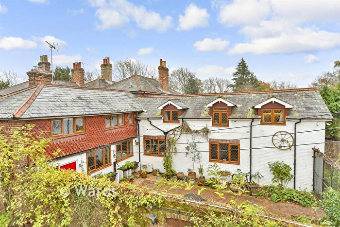 4 Bedroom Link Detached House For Sale In Faversham Road, Wichling, Kent, ME9