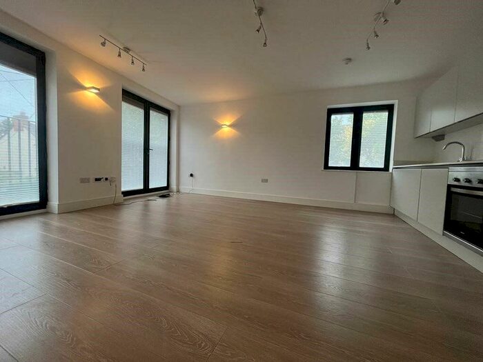 2 Bedroom Flat To Rent In Updown Hill, Windlesham, GU20