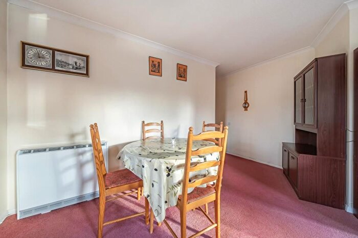 2 Bedroom Flat For Sale In Chesham, Buckingahamshire, HP5