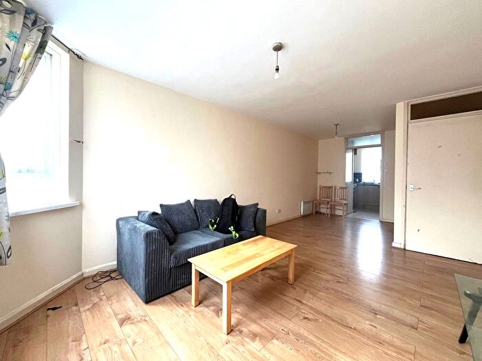 2 Bedroom Flat To Rent In St. Stephens Road, Hounslow, TW3
