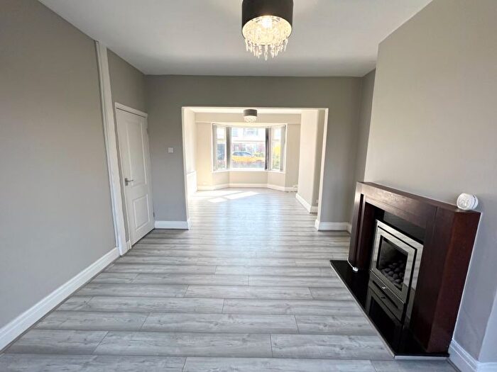 3 Bedroom Semi-Detached House To Rent In Hawthorn Drive, Salford, M6