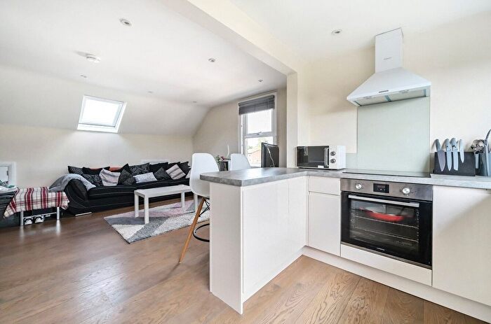 1 Bedroom Flat To Rent In High Street, Bovingdon, Hemel Hempstead, Hertfordshire, HP3