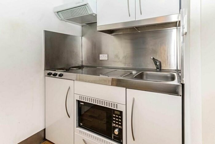 1 Bedroom Flat To Rent In Castletown Road, London, W14