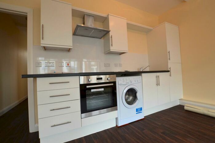 1 Bedroom Flat To Rent In Poplars Road, E17