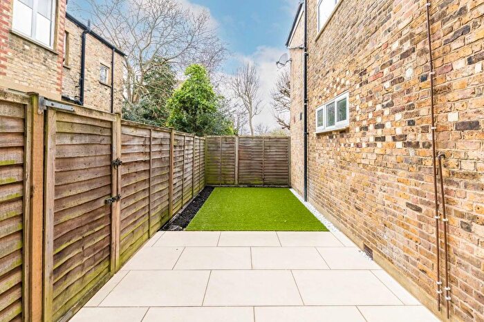 1 Bedroom Flat To Rent In St. Margarets Road, St Margarets, Twickenham, TW1