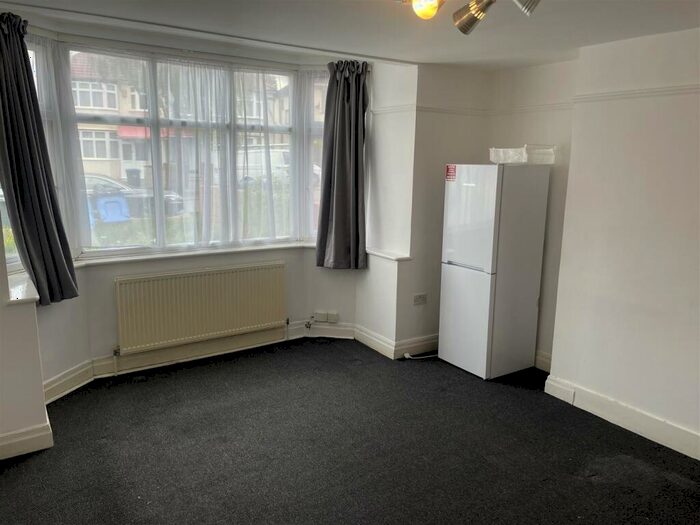 2 Bedroom Flat To Rent In The Rise, London, NW10