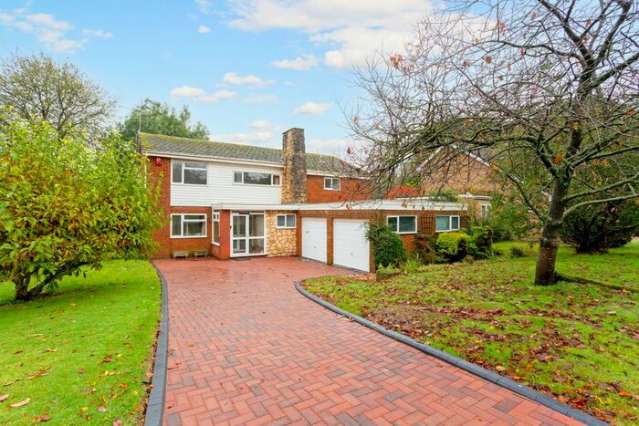 4 Bedroom Detached House For Sale In Chestnut Close, Liphook, GU30