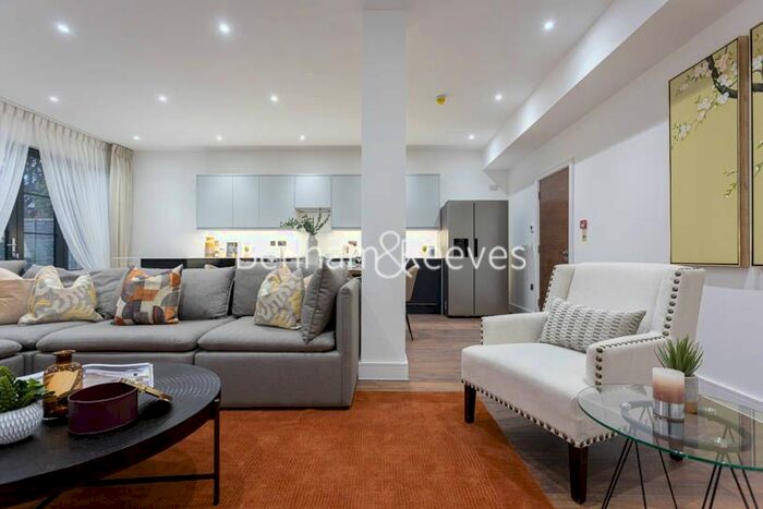 4 Bedroom Flat To Rent In Hillcrest Road, Acton, W3