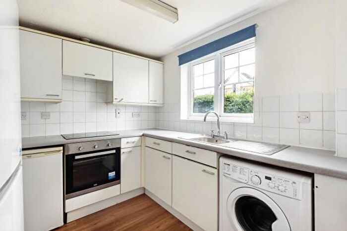 2 Bedroom Flat To Rent In Newbury, Berkshire, RG14