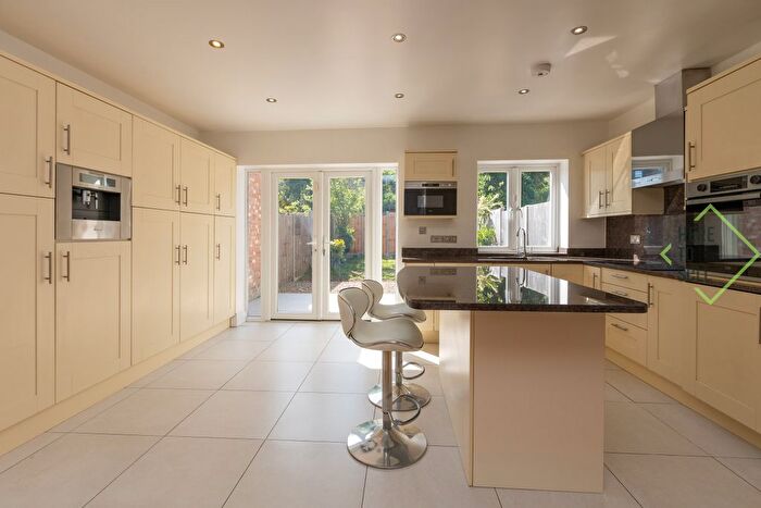 4 Bedroom Terraced House To Rent In Warwick Road, Bounds Green, N11