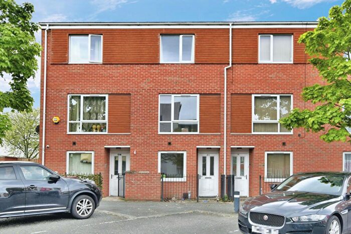 4 Bedroom Town House To Rent In Markfield Avenue, Manchester, M13