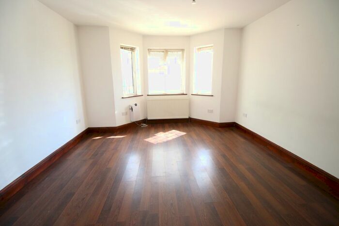 2 Bedroom Flat To Rent In Parklands Court, Great West Road, Hounslow, Greater London, TW5