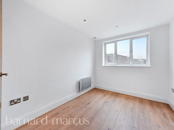 2 Bedroom Flat For Sale In High Street, Brentford, TW8