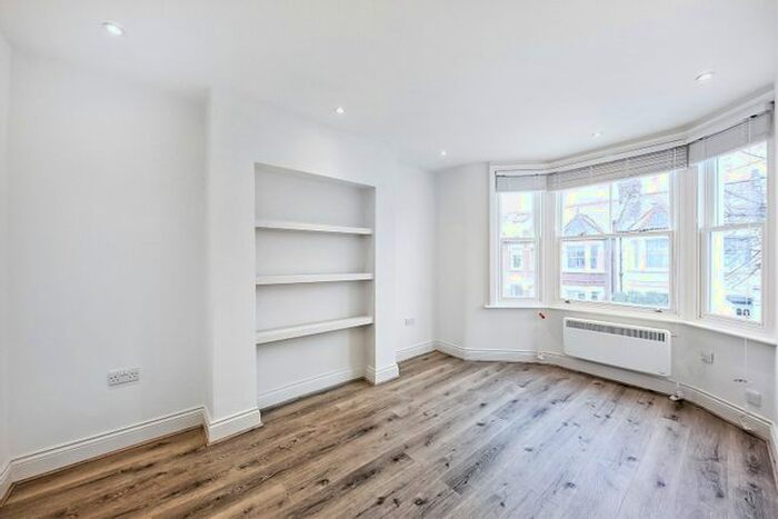 3 Bedroom Flat To Rent In Rudloe Road, London, SW12