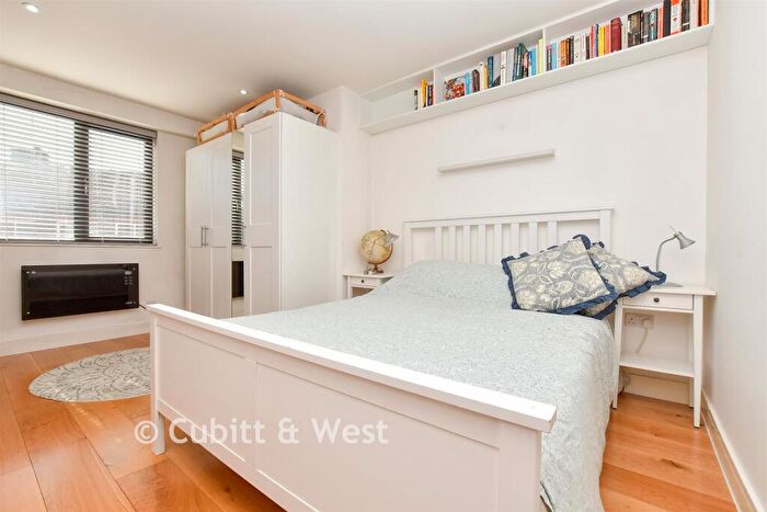 1 Bedroom Apartment For Sale In North Street, Leatherhead, Surrey, KT22