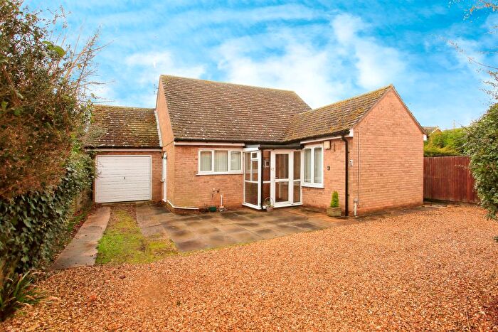 2 Bedroom Detached Bungalow For Sale In Barn Close, Peterborough, PE4