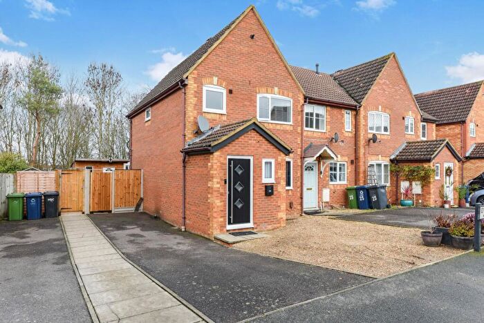 3 Bedroom End Of Terrace House For Sale In Dyson Close, Huntingdon, PE29