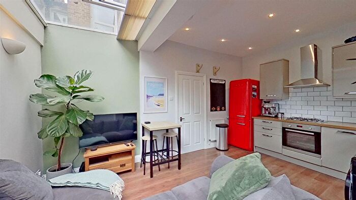 1 Bedroom Flat For Sale In Franche Court Road, London, SW17