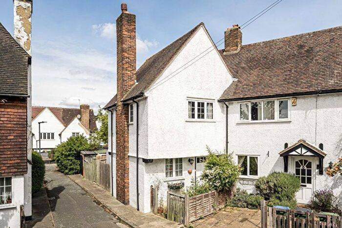 3 Bedroom Semi-detached House For Sale In Sandby Green, London, SE9