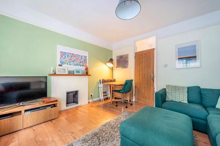 2 Bedroom Flat For Sale In Wyvill Road, Vauxhall, London, SW8