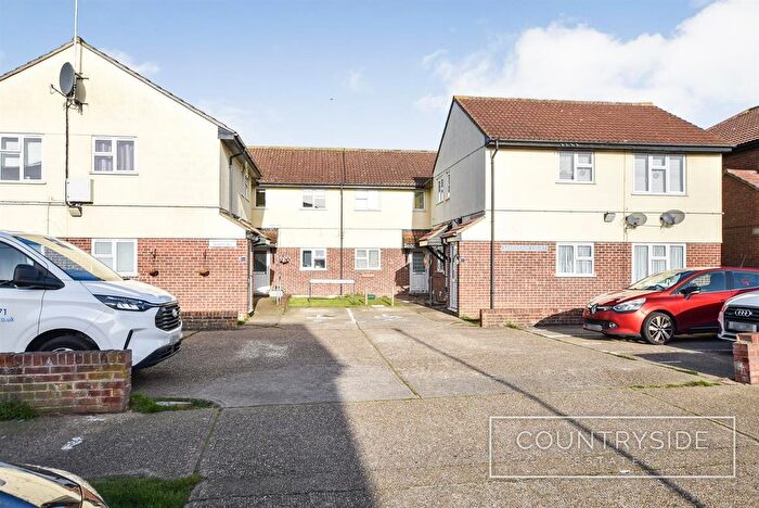2 Bedroom Flat For Sale In St. Clements Road, Benfleet, SS7