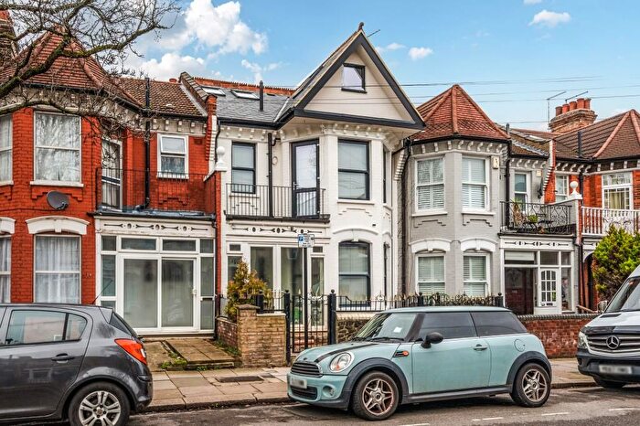 2 Bedroom Flat To Rent In Melbourne Avenue, Enfield, N13