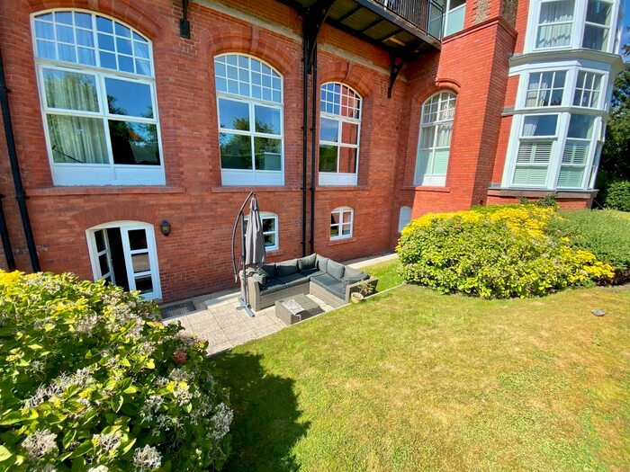 2 Bedroom Flat For Sale In Kingswood Park, Kingswood, Frodsham, WA6