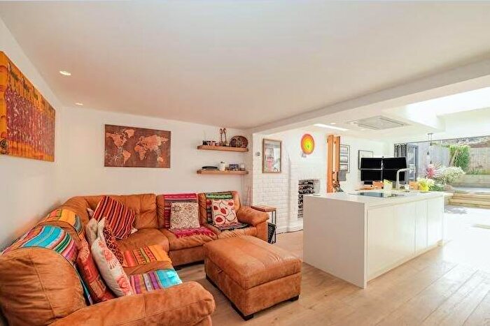 3 Bedroom Flat To Rent In Shepperton Road, Canonbury, N1