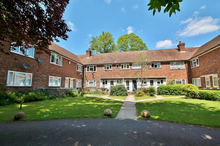 2 Bedroom Flat To Rent In Shaftesbury Road, Woking, Surrey, GU22