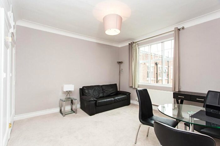 Apartment To Rent In Belsize Grove, London, NW3