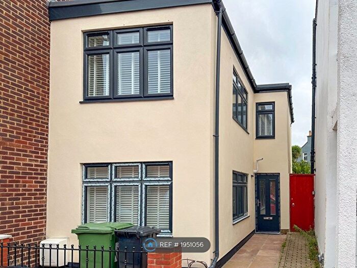 3 Bedroom Semi-Detached House To Rent In Richmond Road, Southsea, PO5