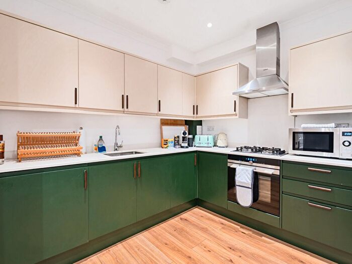 2 Bedroom Flat For Sale In Courtview House, East Molesey, KT8