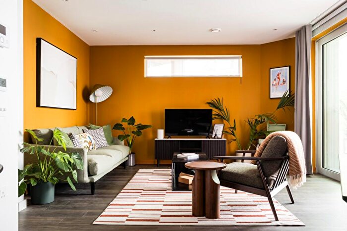 Flat To Rent In Bloom East, Nine Elms Ln, Nine Elms, London, SW11