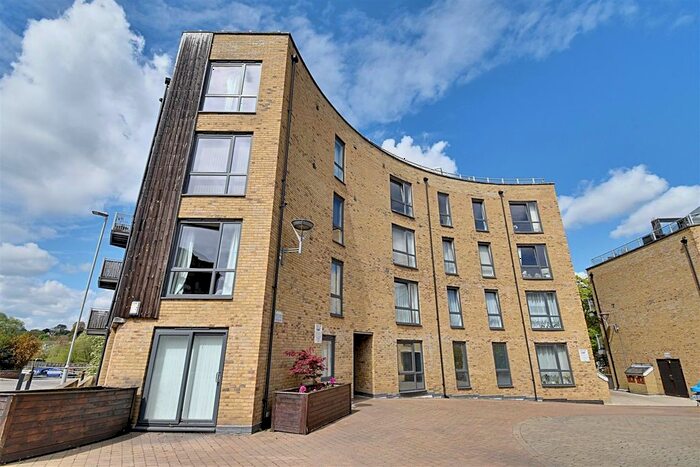2 Bedroom Flat For Sale In Elder Court, Hertford, SG13