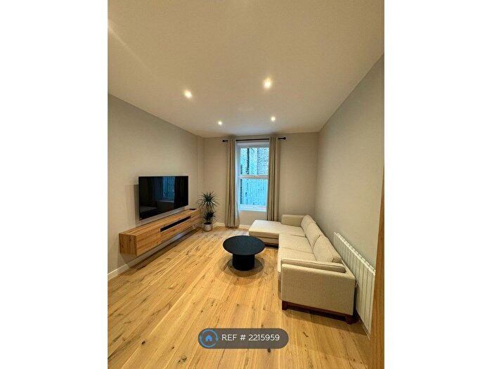 1 Bedroom Flat To Rent In Oaklands Grove, London, W12