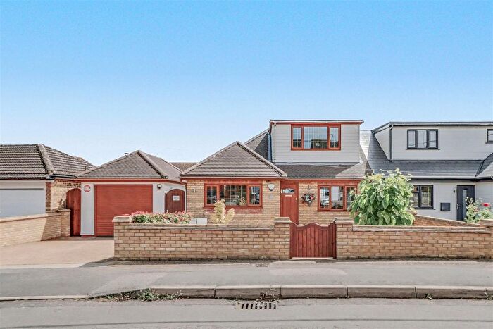 3 Bedroom Semi-detached Bungalow For Sale In Belmont Avenue, Wickford, SS12